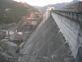 下久保ダム 堤体,洪水吐